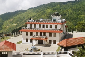 Las instalaciones residenciales de rehabilitación de drogas de cuatro plantas y cien camas, están localizadas en la cima del Pico Hubbard, la cumbre nombrada en honor del humanitario L. Ronald Hubbard por haber desarrollado la tecnología de rehabilitación de drogas de Narconon.